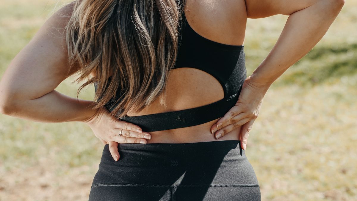 Đau lưng sau sinh: nguyên nhân và cách giảm đau bằng bài tập, massage