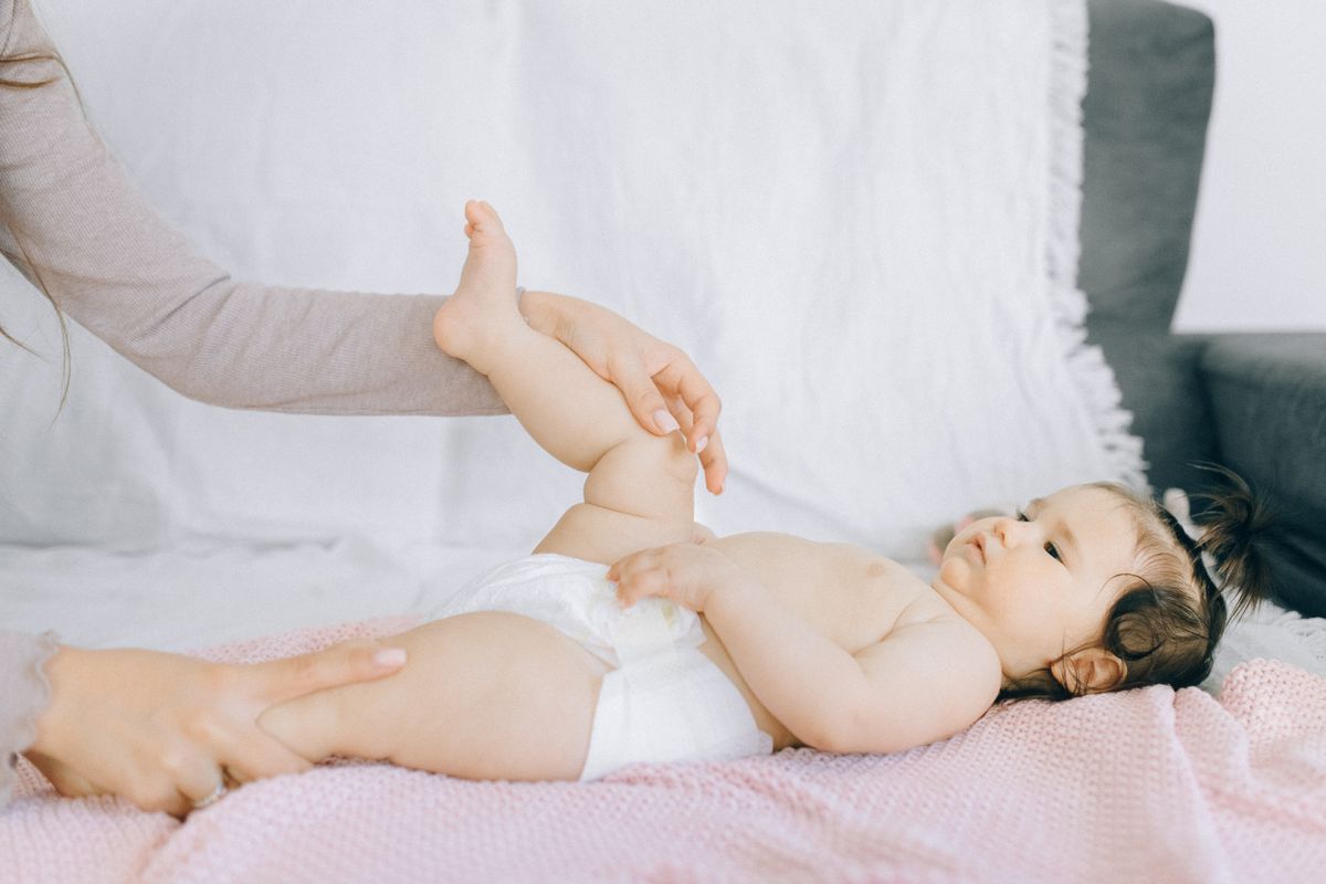 Massage bụng cho bé giảm đầy hơi, táo bón: kỹ thuật I Love U từng bước