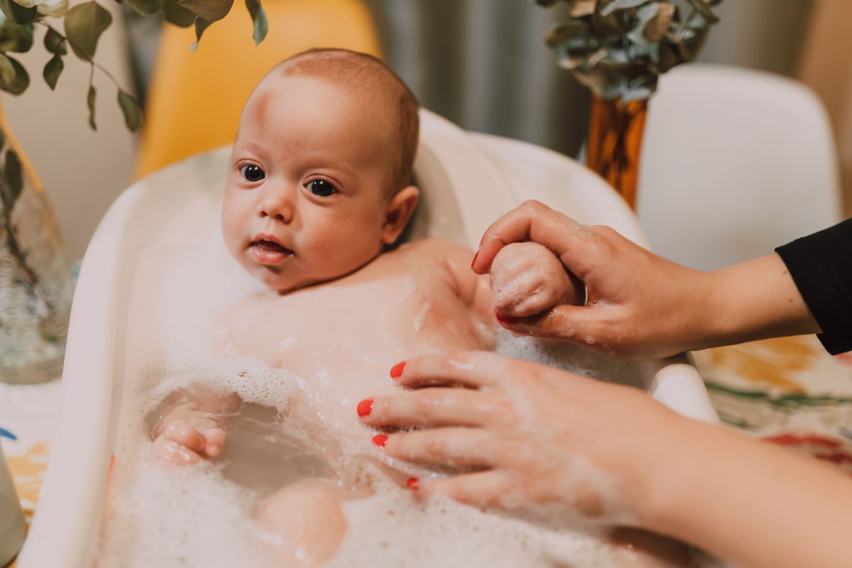 Quy trình buổi tắm bé tại nhà: các bước an toàn và mẹ cần chuẩn bị gì